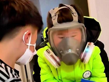 小男孩甲流在家休养,同学戴防毒面具也要探望!网友:这过命又惜命的交情!#甲流 #小孩 #友情 #可爱