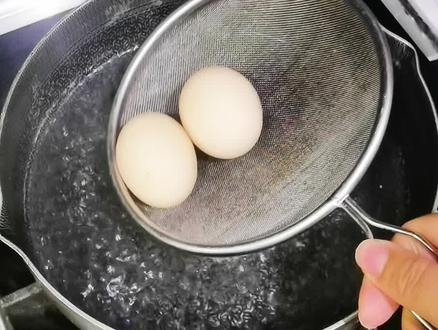 9分12秒的鸡蛋太权威了!!!以后就按这个标准做 #几分几秒的蛋才是你的天菜 #蛋神 #水煮蛋 #溏心蛋