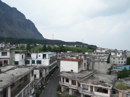 一夜之间数万人弃房离去,仿佛世界末日景象,这里到底发生什么? #热点 #贵州 #纳雍县 #鬃岭镇
要不是亲眼所见,真的不敢相信,仿佛走进了世界末日景象一样!在2017年,贵州省毕节市纳雍县鬃岭镇按下暂停键,一夜之间全镇集体撤离,四万多人弃房离去,这里到底发生了什么?学校、医院、商店、幼儿园、火锅店,整个镇人去楼空,街道上看不到一个人,曾经热闹的街道杂草丛生、破烂不堪,商铺的招牌在风中摇摇欲坠,仿佛诉说着主人离开时一段悲惨的经历,房屋内能搬走的东西都已搬走,只剩下冰冷的框架,空空如也,长满杂草,满目荒芜,如果不是亲眼所见,还以为发生过战争什么的?难道这就是世界末日的景象吗?那么问题来了,为什么会变成这样呢?这里到底发生什么?#世界末日