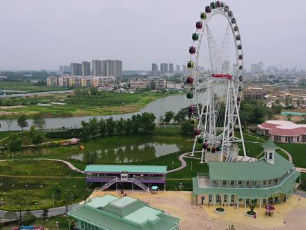 体验临泉格林童话乐园,第1次坐摩天轮,感觉好舒服啊