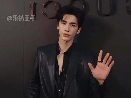 纽约早春大秀上,为何张凌赫要“全裹出镜”?看到他登美趋第一才懂全球顶流的实力#张凌赫 #归鸾 #张凌赫抵达纽约参加时尚大秀 #内容启发搜索 #影娱热点团