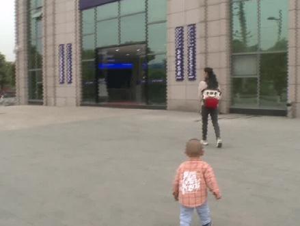 1岁零7个月大的轩轩吃棒棒糖时,把糖棍卡进了喉咙,一位路过的交巡警迅速把孩子送往医院。#重庆dou知道 #新闻