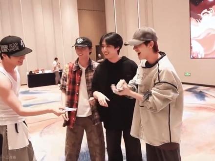 啊啊啊啊啊啊啊丁程鑫在时代峰峻年会上发了66666的特等奖红包?!?!!这个世界对我的80从丁程鑫不是我哥哥开始#丁程鑫 #时代峰峻 #冰红茶为你而来 #热门
cr 如水印#年会