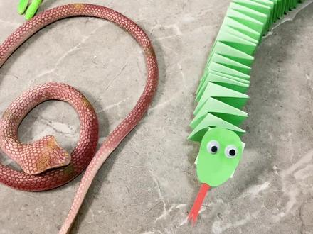 #亲子手工 男孩天生就喜欢这些个可怕的东西吗,做只小青蛇给儿子玩,很简单#自制玩具 #简单折纸