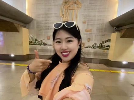 阿拉木图地铁里都是满满的中亚美学?地铁一日游,快来一起打卡吧 1.Raiymbek Batyr(拉伊姆别克·巴特尔)
中文含义:“巴特尔”意为“英雄”,该站以18世纪哈萨克民族英雄拉伊姆别克命名,他在抵御准噶尔入侵中发挥了关键作用。
特色:地铁的北端起点,靠近阿拉木图2号火车站和Sayakhat巴士站,方便长途出行旅客。
2.Zhibek Zholy(丝绸之路)
中文含义:“Zhibek Zholy”意为“丝绸之路”
3.Almaly(苹果)
中文含义:“Almaly”意为“苹果”,反映了阿拉木图地区曾是苹果的发源地。
特色:位于市中心,附近有潘菲洛夫街、阿拜歌剧与芭蕾舞剧院和阿斯塔纳广场等著名景点。
4.Abay(阿拜)
中文含义:以哈萨克著名诗人阿拜·库南巴耶夫命名,地铁中最深的车站,深达78米,站内装饰有阿拜的浮雕。
5.Baikonur(拜科努尔)
中文含义:以著名的拜科努尔航天发射场命名。
特色:车站采用蓝色调,太空站风格,附近有中央体育场和B. Sholak体育文化综合体。
6.Auezov Theater(阿乌埃佐夫剧院)
中文含义:以哈萨克作家穆赫塔尔·阿乌埃佐夫命名
特色:车站内装饰有传统民族图案和描绘其戏剧《恩利克-克别克》的马赛克。
7.Alatau(阿拉套)
中文含义:“阿拉套”是指天山山脉的一部分。
特色:车站墙面采用绿色和白色大理石,地板为灰色花岗岩,站台两端装饰有描绘跨伊犁阿拉套山脉的罗马马赛克、青铜和浮雕。
8.Sayran(赛兰)
中文含义:以附近的赛兰水库命名。
特色:靠近城市最大的巴士总站之一,方便前往其他城市的旅客。
9.Moskva(莫斯科)
中文含义:“莫斯科”,以俄罗斯首都命名。
10.Saryarqa(萨里阿尔卡)
中文含义:“萨里阿尔卡”意为“黄色的山脊”,是哈萨克斯坦中部的一个地理区域。
特色:车站设计融合了该地区的自然和文化元素,体现了国家的地理多样性。
11.Bauyrzhan Momyshuly(包尔詹·莫穆什乌勒)
中文含义:以苏联英雄、二战老兵兼作家包尔詹·莫穆什乌勒命名。
特色:车站内装饰有关于和平与友谊主题的名人名言,体现了他对和平的热爱。
运营时间:每日运营时间为早上6:20至晚上11:30 。
#地铁 #打卡 #中亚 #小众旅行 #阿拉木图