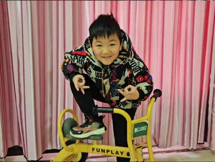 看我的摩托哒哒哒🏍️
来乘坐我的小摩托🏎️
让你的童年不迷路👀
幼儿园里欢乐多呀😜#幼儿园#搞笑#幼儿园创意视频#摩托