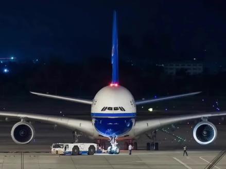 #南航a380退役
再见,南航A380空中巨无霸!
当南航最后一架A380执飞完洛杉矶-广州的航班任务后,将飞往美国著名的“飞机坟场”莫哈维长期封存。作为全球最大最先进的宽体客机,也曾被誉为“永不坠落的飞机”,最终黯然离去,被现实和岁月尘封。
20222月24日,南航两架空客A380飞机从白云机场先后起飞,飞往被称为“飞机坟场”的美国维克托维尔机场。11月5日,B-6140完成11月5日阿姆斯特丹-广州、B-6139完成11月6日洛杉矶-广州后,A380就将结束在南航的服役,正式退出商业运营。中国民航运营“空中巨无霸”A380历史就此结束。