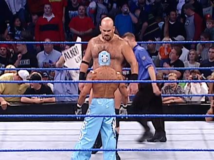 杰克森面露不屑小看雷尔,雷尔燃起斗志让杰克森搭上边绳