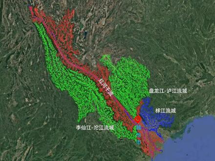越南的“敏感G点”是哪个流域? 泸江是红河左岸的最大支流,其上游即是我们的盘龙江。
这条河流的流域在我国境内主要分布的是在蒙自州的河口县的东北部,文山州的马关县,麻栗坡县,文山市,西畴县,富宁县,砚山县,广南县以及广西百色的那坡县。
而在越南境内,这条河的流域主要经过的是越南的老街省,安沛省,宣光省,太原省,高平省等地。
泸江主要分为三支,一是干流,二是斋江,三是沄江,干流在天保镇往上,我们称盘龙江,斋江在上游我们称斋河和大梁子河,而沄江在上游,我们称百南河。
自古以来,这片流域都是越南“生死存亡”的生命线,她的王朝稳固和战略韧性都是靠这条流域线在支撑,不管是蜀王子泮第一次南下,还是1954年的奠边府战役,其决定性的战斗都是发生在这片流域。
同时,这片流域也是越南李,陈,后黎等王朝的“龙兴之地”。
这些王朝都非常重视泸江流域,在崛起的过程中,将这一区域看作是稳固后方、积聚力量、进而问鼎河内的战略跳板。
同时,这片流域也是越南的敏感G点,因为在1979年,我们正是沿泸江流域南下进行的那场自卫反击战的......
#地缘 #地理 #历史 #河流 #越南