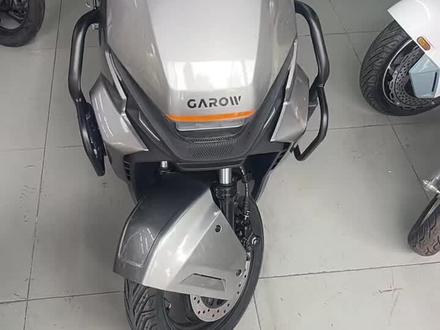 金箭快闪650plus是一款智能电动车,其主要参数如下:
电机与速度:搭载2000W金宇星电机,动力强劲。最高时速因电池配置不同而有差异,使用铅酸电池时约70-75km/h,使用72V锂电池时可达90km/h左右。
电池:最大支持72V 36Ah的铅酸电池。
制动与轮胎:采用前后碟刹,并配备TCS牵引力控制系统和EBS能量回收系统。轮胎为前后固满德半热熔轮胎,前轮规格90/80-12,后轮规格3.00-10。
减震系统:配备五级可调减震,骑行体验更舒适。
智能与便捷功能:
智能系统:支持GPS定位、蓝牙无感解锁、NFC刷卡、密码解锁、座椅感应断电、停车自动锁车等功能。
实用功能:自带蓝牙音箱、一键倒车、助力推行、氮气加速模式、USB充电口和原厂尾箱。
其他:支持OTA在线升级,方便功能更新。
请注意,不同配置版本的参数可能存在差异,以上信息综合自网络,建议以实车为准。
#金箭电动车性价比第一品牌 #金箭电动车 #金箭快闪 #金箭电动车性价比高 #武汉金箭电动车公司直营店