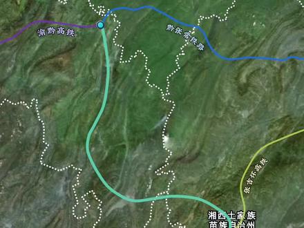 黔吉高铁时速350快速通道 黔吉高铁是连接重庆市黔江区与湖南省湘西州吉首市的高速铁路,设计时速350公里/小时,是渝湘高铁的重要一段,线路自黔江站引出,经酉阳、秀山(重庆)与花垣、保靖(湖南),接入既有张吉怀高铁吉首东站,全线新建正线长度约221.911公里,新设酉阳西、秀山北、花垣3座车站, 黔吉高铁可打通重庆—长沙全线350公里/小时高铁大通道,通行时间有望缩短至约4小时,较经渝贵动车路径缩短约2小时。与重庆至黔江高铁、张吉怀高铁、怀衡铁路、在建邵永高铁、规划广清永高铁等连通,构建成渝地区—粤港澳大湾区新的高速铁路客运通道。#重庆 #黔江 #吉首 #湖南