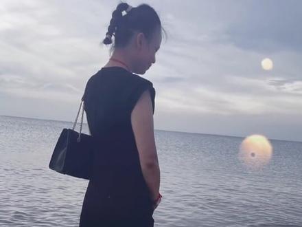 #海边随拍 有人给你画大饼,只为哄你开心,有人给你买了饼,只为你开心,能感动人心的永远不是语言,而是行动,能始终如一的,永远不是虚伪的热情,而是真诚的付出。#去看可以治愈一切的大海