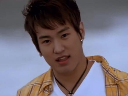 Fly To The Sky(飞行青少年)《Sea Of Love》
SM ENTERTAINMENT发行于2002年4月,韩国男子双人组合,由Brian(朱珉奎)和Fany(黄伦硕)于1999年11月21日组成,先后签约SM娱乐、PFull娱乐等经纪公司。该组合以R&B风格为主,融合Hip-Hop元素,代表作包括《Sea of Love》《Missing You》《像个男人》等。组合自1999年出道后共发行9张正规专辑,其中2002年《Sea of Love》、2006年《Day By Day》等作品获得广泛关注。2009年4月12日通过SBS《人气歌谣》举行告别演出,结束长达10年的组合活动。2014年5月携第九张正规专辑《Continuum》回归乐坛。活动期间曾获第18届金唱片奖、首尔音乐奖人气奖等荣誉。成员单飞后,Brian专注个人音乐事业,Fany转向影视领域发展。#强烈推荐 #青春的记忆 #实体专辑 #kpop #飞行青少年