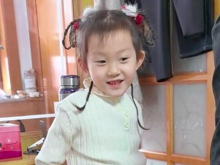 库先生如果有个女儿,他一定是女儿奴,这见了二宝就是爱不释手了,小小库都不香了,二宝也确实稀罕人,库先生跟我说咱俩把二宝领走吧,太好玩了,二宝像年画娃娃。