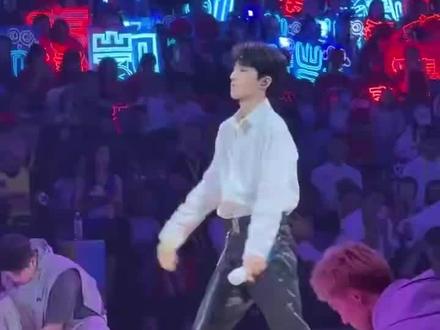 完全天才来的,一人分饰三角,每一个角色都能精准演绎出人物性格,演员王俊凯好了不起#王俊凯 #王俊凯话剧