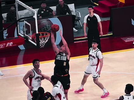 u18的“森重宽”冯熙瑞接“小孩哥”史密斯妙传单手劈扣成功 #冯熙瑞 #篮球 #史密斯 #深圳马可波罗 #扣篮