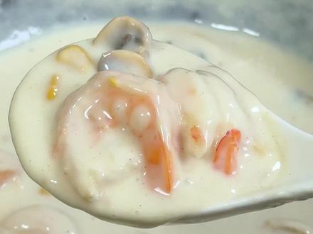 在家就能吃到浓郁鲜美的奶油蘑菇浓汤,汤鲜味美,早餐来一碗真的太满足了!#家乐奶油蘑菇汤料#早餐吃什么