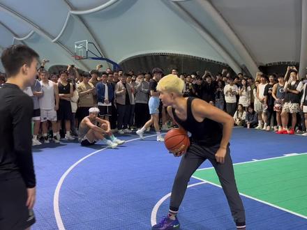 脆爽的晃倒⛹️♂️
#篮球🏀 #周楷恒 #校园行活动