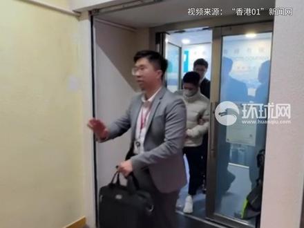 香港廉政公署就大埔火灾拘捕2人,现场画面曝光:1人被押至写字楼搜证