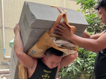 阿兴一手烂牌如何打赢的@拖鞋战神阿兴 #搬运帮#扛楼#搬运工的生活