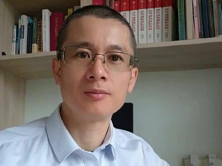 用户泄露验证码,银行竟然也要赔 #银行卡盗刷维权 #银行安全保障义务 #验证码骗局 #最高法案例 #电子银行风险
今天这个真实案例,惊得我一身冷汗!有人因为一条“银行短信”,18万存款瞬间消失!但法院却判银行赔了3万多!到底怎么回事?
事情是这样的:受害人收到一条带银行logo的短信,说是能办白金卡。点进链接填了银行卡号、身份证、手机号,还把验证码复制给了骗子!结果18万直接被转走,收款人还是个陌生账户!
重点来了!法院发现两大问题:第一个问题,银行短信里提到的“资金归集”业务,压根没在电子协议里写清楚!第二个问题,验证码短信只写了“跨行转账”,没明确说这是实时转款,受害人还以为是办信用卡的验证!
根据最高法的规定,电子银行的安全保障必须和线下柜台一样严格!哪怕受害人自己泄露了验证码,只要银行没做好风险提示,照样要赔钱!这个案子银行就担了20%的责任!
但注意!受害人因为主动复制验证码,自己扛了80%损失。这说明什么?验证码等于保险箱密码!任何要验证码的链接、电话、短信,直接拉黑!
如果你遇到盗刷,记住三步:第一步,立刻挂失,冻结账户!第二步,马上报警,保留短信记录!第三步,尽快起诉银行,别信“自行协商”的鬼话!法院明确说了:电子银行出事,银行必须自证清白!拿不出安全保障证据,赔钱没商量!
最后提醒:收到“银行”短信先打官方客服核实,陌生链接一律不点,验证码天王老子来了也不给!万一中招,别怂!银行和法院的大门,该闯就得闯!