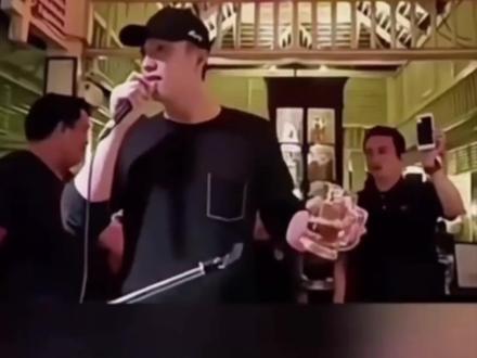 @黄景瑜 鲸鱼讲英文真的好苏啊!谁懂那句put your drink up举杯那一下,真的太帅了好吗?#这谁顶得住啊