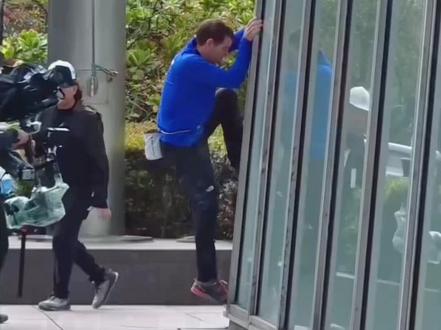 昨天保护绳热身登顶 今天台北小雨有风 期待明天无保护..#Alex #攀爬台北101 #热门话题