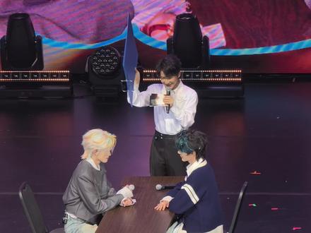 重看演唱会视频才发现 有姐妹超大声的喊了一句 “云旗 让我亲一口普普”#云熠 #云旗 #郝熠然 #我磕的cp也太甜了吧