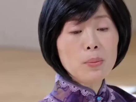 #女性智慧
读完叶深的人生经历,满心唏嘘与敬佩。48岁离婚远嫁,奔赴看似优渥的跨国婚姻,却在四年后毅然离场,坦言在婚姻中活成了失去自我的奴隶。52岁重头再来,56岁依旧靠自己奋力打拼、认真生活,半生跌宕,她用绝不低头的勇气与重新站起的坚韧,诠释了女性的力量,配得上所有赞誉与敬意。
敬佩之余,更引人深思。很多人在婚姻里辗转试错,却迟迟未能觉醒:初入婚姻时,我们总把它当作人生避风港,误以为依靠便能安稳,对人性与生活缺乏通透认知;经历失败后,又容易被外在条件蒙蔽,匆匆开启新关系,忽略婚姻里平等与尊重的核心,也没能弥补自身的短板,最终重蹈覆辙。
真正的成长,从不是外在的体面加持,而是内心的强大觉醒。人生的蜕变,往往藏在困境与磨砺中,是认清生活真相后依然热爱生活,是历经人情冷暖后明白自我的珍贵。而这份觉醒,归根结底是懂得本自具足。
本自具足,是不必依赖外界认可、伴侣宠爱、物质堆砌来定义自我价值,是内心自带丰盈与底气,即便孤身一人,也能把日子过得知足从容。拥有这份状态,便拥有了直面风雨的勇气,更能在婚姻里守住“独立不依附”的清醒。
这不是疏离婚姻,而是在亲密关系中坚守独立人格,不讨好、不迷失、不委曲。既能与伴侣并肩同行,也能独自撑起一片天,守住底线,拥有说“不”的魄力。唯有如此,才不会在婚姻中丢掉自我,才能收获平等尊重的相处模式,拥有婚姻里的自由。
而这一切的前提,是先学会爱自己。爱自己是终身浪漫的开始,更是经营所有关系的根基。如同水杯唯有先注满自己,才能从容分享温暖,若连自己都不懂爱惜,内心空缺无法填补,付出只会沦为讨好与索取,最终在失衡的关系里耗尽自己。
当下社会,女性仍面临诸多困境与偏见,更需将自我提升刻进骨子里:修炼经济独立的能力,筑牢生活底气;丰盈精神世界,守住独立内核;在经历中沉淀自省,活得清醒通透。
婚姻从不是人生的全部,更不是女性的最终归宿。我们可以期待爱情、选择婚姻,但绝不能为了婚姻放弃自我,更不能将人生希望寄托于他人。先成就自己,成为完整、独立、强大的个体,拥有不依附的勇气、守底线的底气,才能在任何关系里活得有尊严、有自由。
愿我们都能在岁月中沉淀成长,不慌不忙,不卑不亢,活成自己的靠山,活成本自具足的模样。无需借谁的光,自己便是暖阳,既能拥抱爱情美好,也能守住自我芬芳,在人生路上自在坦荡,光芒万丈。