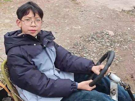 武冈“造车少年”刘开明 都说现在的小孩只会玩手机,那是因为你没见过这样的天才!
看到这辆简陋却五脏俱全的车子,我好像看到了少年时代最纯粹的样子。#武冈 #少年强则国强 #我的梦想 #这也能开播