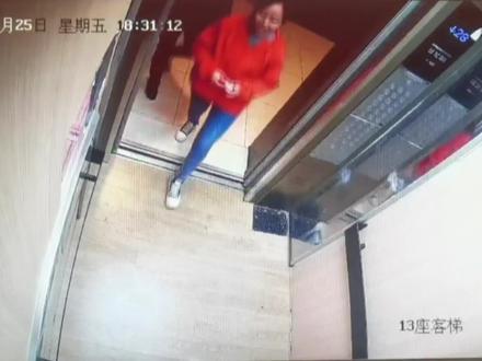 监控下惊险一幕,电梯下坠女子教科书式自救!电梯故障的自救方法 #监控下的一幕 #电梯自救常识