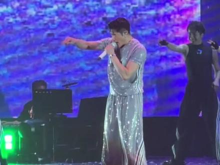 广州今夜,舞王归位!#对你爱不完 前奏一响,全场瞬间沸腾,三十余年舞台封神,舞步依旧利落,全开麦稳到极致,这就是天王的含金量。#广州 #演唱会 #7080后的回忆 #演出现场