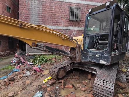 拆这个三层楼 把我的网红小60干废了 #小挖机 #挖机视频 #拆除