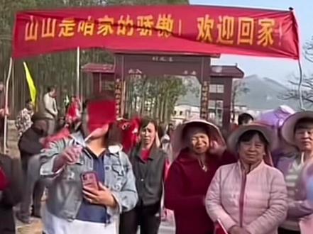 韦山回家办80桌请乡亲们和粉丝吃,有不懂事的网友说浪费钱,只能说你的格局没有打开,大家看韦山怎么说的#荒野求生 #荒野韦山