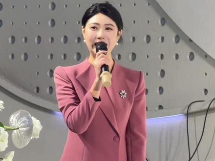 薛之谦的《天外来物》也太适合新娘入场了~太有氛围感了#新娘入场#天外来物 #婚礼现场 #主持人伊璨