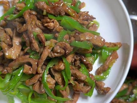 青椒炒肉痛点攻克:从实验室到餐桌的技术转 「淀粉油封 - 双阶段油膜调控」青椒炒肉硬核教程!专治粘锅、脱浆、生油味,步骤可复现,肉质滑嫩锁汁,家常菜也有科研级标准,小白也能一次成功~#青椒炒肉 #家常菜 #家庭菜