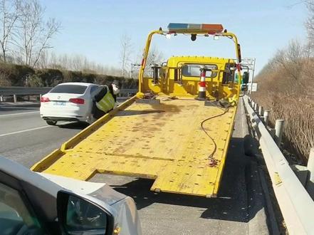 电车在高速上没电,充电车和保险公司的车都上不了高速,只能打高速公路救援电话12122~告知位置,那边会再给你相应位置的救援电话。最后来拖车的是最近的第三方公司~价格呢是挺贵😂但是谢谢过年期间坚守岗位的您的帮助🌻电车冬天掉电真的是太快了!越往后越快,倒金字塔~也给大家提个醒😅