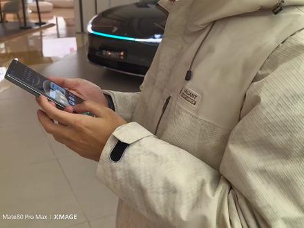 Mate X7 分屏体验展示分享 左右开工 最新款双折叠,大屏体验超赞,双屏操作赋能便捷生活
①分屏问小艺
左边可以是一个应用正处于阅读页面,浏览着内容,发现有些疑问,不需要切出页面搜索,只需要在右边开启小艺,边阅读边回答,实时解答,便捷流畅的阅读体验
②分屏翻译
这个功能尤其适合学生、语言工作者、外贸工作者等。左边开启一个英语应用或者其他语言界面,右边开启小艺翻译,点击单词可以搜索翻译,选择句子可以实时翻译,对于语言学习或者转译太太太友好了
③分屏导航
平时在做旅行攻略或者在小红书看高赞笔记的时候,也想搜一搜这个景点的概况,无需推出笔记页面。只需要左边开启例如小红书旅行帖子,右边开启地图搜索,实时查看景点信息
④小艺帮帮忙
这个功能非常便捷,适合高频动作。例如您经常在京东购买某款产品,只需要打开小艺帮帮忙,然后给小艺演示一遍操作,小艺进行深度学习,给这个操作贴上标签。下次需要购买这款产品,只需要让小艺做这个动作即可,非常便捷,当然提交订单需要自己确认,还是很安全的
⑤小艺慧记
对于打工人来说,开会做纪要简直太太太折磨了嘻嘻嘻。小艺慧记可以帮上忙,左边开启会议应用界面,右边开启小艺慧记,可以自动做文字纪要、录音、截图、智能提醒,简直是办公神器
#鸿蒙6 #matex7 #折叠屏 #华为手机