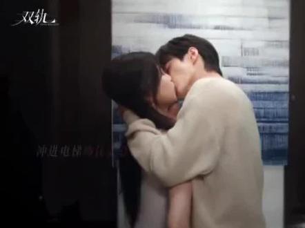 #双轨 这一次朝朝 #何与 只想抛下所有克制,坚定地选择走向暮暮 #虞书欣。 #一起追剧综