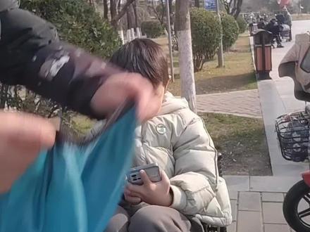 户外理发,一分钟分享一款,男咳帅气短发#户外理发 #男孩短发 #男童发型