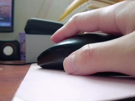 电脑鼠标突然动不了怎么办?别急,一个橡皮擦或许就能解决了,修电脑这事,咱女孩也会的,这次又能省下一笔找维修师傅的费用了#电脑小技巧