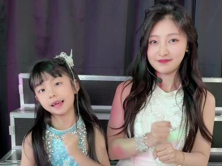 今天和妈妈拍女团风照片啦 #wik摇手势舞我先跳