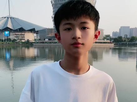 欢迎大家来郑州游玩,郑州地标建筑之一#如意湖 #湖边吹吹风 #户外#郑州游玩推荐