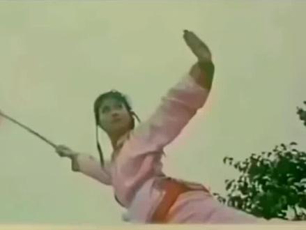 #梅花枪
惠英红是满族正黄旗后裔,1960年出生于香港,祖辈是山东青岛大户人家,其父亲在五十年代带妻儿迁居香港,无奈家道中落,惠英红出生时,家里的所有钱财被人骗走,跌入底层。一家人住在香港山上的贫民区,占一个地搭个屋子就是家,孩子众多,惠英红有哥哥姐姐妹妹,她排行老五。
1972年,12岁的惠英红逐渐思考自己的人生,总不能一直这么乞讨下去,于是惠英红瞒着家里人来到美丽华夜总会当中国舞艺员。也是在这一年,惠英红遇到了自己人生中的第一位贵人:麦宝婵——甄子丹的母亲,当时的麦宝婵还在为儿子找陪练而苦恼,恰好看到了舞台上的惠英红,看出来惠英红是个习武的好苗子,于是便收惠英红为徒。拜师麦宝婵后,惠英红的人生也开启了新篇章。
1979年,惠英红出演了《烂头何》里的青楼女子翠红,那是她人生中第一位女主角,在她之前,多位女演员因戏中挨打怕疼纷纷退出,机会这才到了惠英红头上。她是实打实地被真打,拳头打来甚至都来不及反应,没有任何保护。这部戏,让大众给惠英红贴上了“打女”的标签,也就此定义了她的前半生演艺生涯。@DOU+小助手 @DOU+好生意