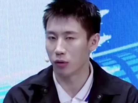侯英超、程靖淇展望国乒男线征战伦敦世乒赛。
侯英超:王楚钦“稳定军心”,其余四人无惧无畏,释放自我去拼,相信结果不会差的。
程靖淇:王楚钦澳门世界杯夺冠进一步增强了团队凝聚力。五个人一起去“拼江山”,从教练团队、保障、比赛经验而言,我们的夺冠几率仍是最大的!我们要对国乒永远保持信心!