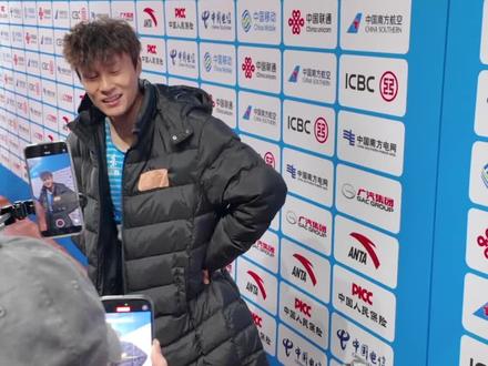 #全运会 #2025全运会 【刘凯十五运会男子400米夺金 目标瞄准亚运会】11月18日电(中青报·中青网记者 卞心怡)11月18日,在十五运会男子400米决赛中,19岁的全国纪录保持者刘凯上演逆转好戏,他后程发力率先冲线,摘得个人首枚全运会金牌。
本场决赛,河北队张起宁一度占据优势,刘凯紧随其后。最后50米,刘凯展现出强劲的冲刺能力完成反超,最终以45秒77的成绩夺冠。
今天广州降温,比赛时体感温度仅有9摄氏度。运动员赛后纷纷穿上厚羽绒服保暖,“这样的天气对所有人都是挑战,其实大家平时成绩基本在45秒多一点。”刘凯赛后表示。
刘凯夺冠后特别向教练团队表达感谢:“非常感谢我的教练、在最后时刻对我那么上心,包括生活上的细节都会很注意。”谈及明年亚运会,刘凯目光坚定:“我希望能在亚运会单项上拿一个好成绩或者好名次。”
值得一提的是,今年1月1日,刘凯在全国田径锦标赛男子400米比赛中跑出45秒06,创造新的全国纪录。