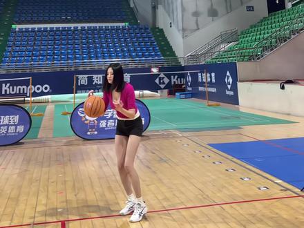 太有实力了,横撤步三分就这么轻易进了 #篮球教学 #保罗乔治 #抖音球风挑战赛