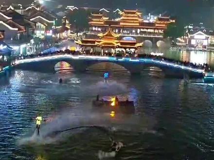 崇左太平古城最值得看的表演,旁边停车免费,晚上八点半开始#太平古城崇左 #打铁花 #水上飞人 #旅游攻略