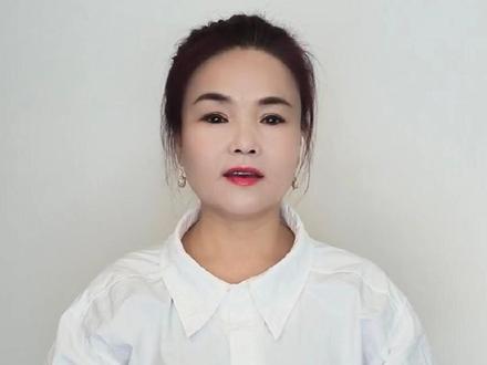 商芳会,1969年出生于陕西乾县梁村槐家村,在农村的红白喜事和城市里的开幕典礼中,常能见到她的身影,被称为“秦腔超女”。2002年荣获陕西电视台“秦之声戏迷大叫板”二月份周、月冠军以及年终优秀奖,初步被观众认知。此后演出不断,备受观众喜爱。
辛稳玲,生于1969年,西安市人,自幼受父亲熏陶,酷爱秦腔。十几岁进入了戏曲学校,通过几年的勤奋苦练,打下了深厚的基础。曾荣获首届陕西省电视台“尖庄杯”秦腔大赛一等奖;2012年西安市石榴花大赛金奖;2014年陕甘戏迷争霸赛陕西十强;2016年秦豫擂台赛第五名。#一代人的回忆 #秦腔 #西安 #西北五省秦腔 #谁说戏曲不抖音
