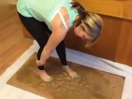 赤脚美女挑战强烈胶水,瞬间让她后悔 #光脚